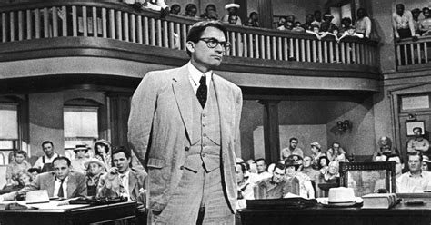 To Kill a Mockingbird! Een epische rechtszaal drama over vooringenomenheid en kinderlijke onschuld!